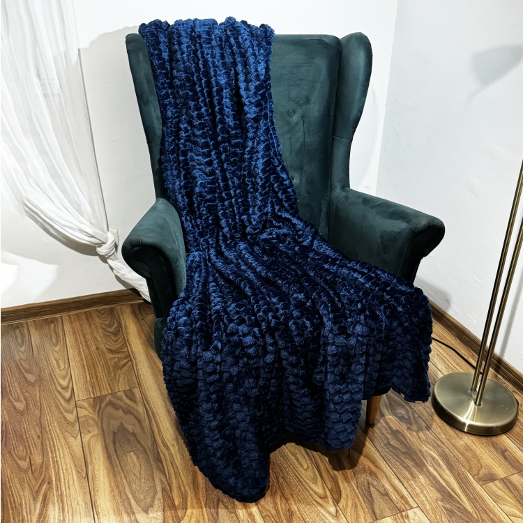 Koc z Mikrofibry Pluszowy tłoczony 160x200 - Granatowy na fotelu