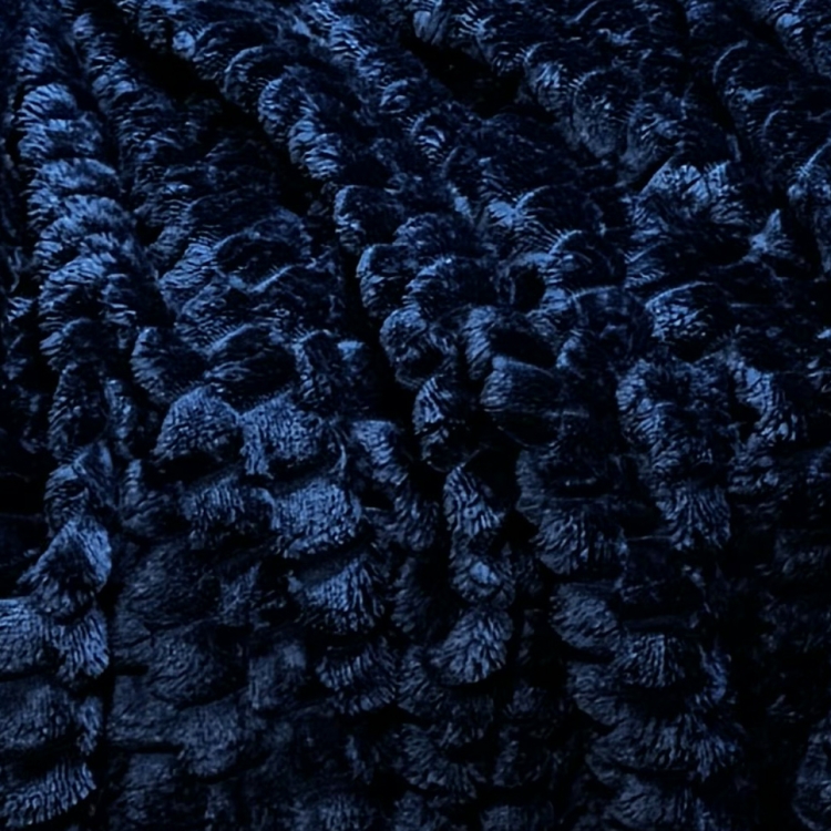 Koc z Mikrofibry Pluszowy tłoczony 160x200 - Granatowy z bliska