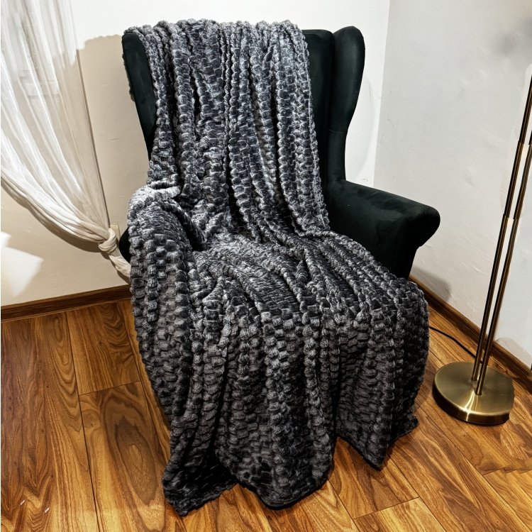 Koc z Mikrofibry Pluszowy tłoczony 160x200 - Ciemny Szary  na fotelu