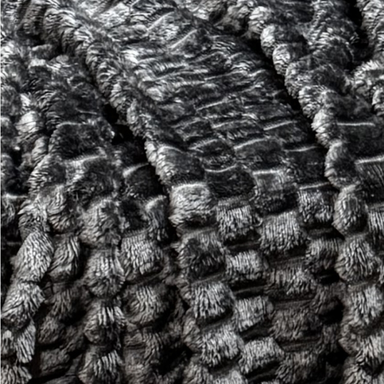 Koc z Mikrofibry Pluszowy tłoczony 160x200 - Ciemny Szary  z bliska
