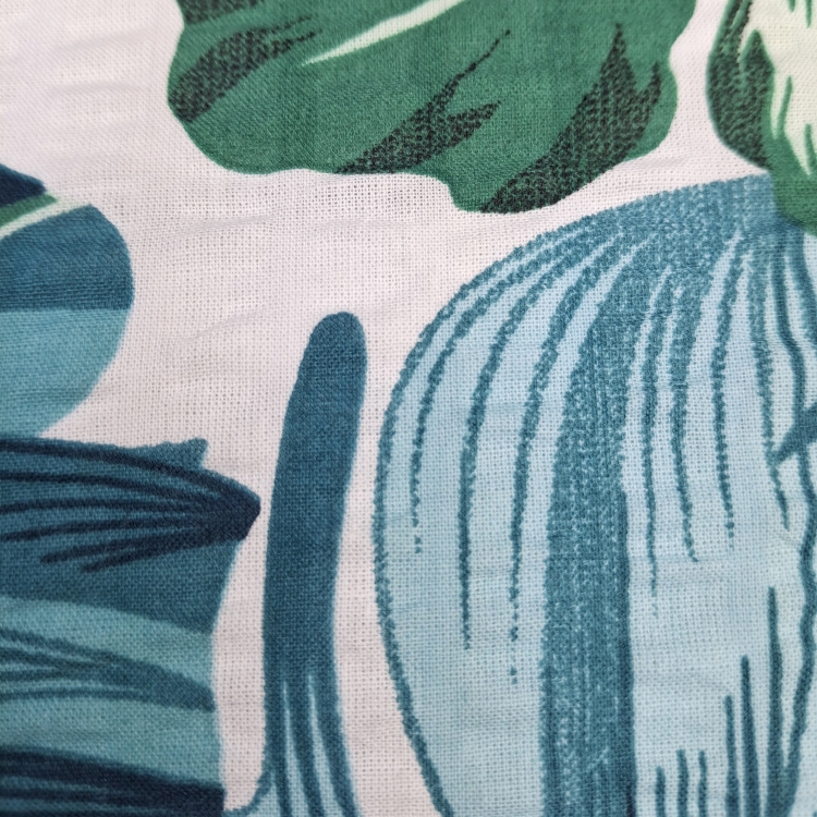 Pościel z Kory PREMIUM Lilia Wytrzymała- Niebiesko-zielona dżungla na białym  1306, faktura materiału z bliska