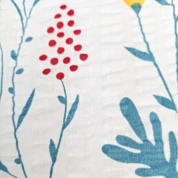 Pościel z Kory PREMIUM Lilia Wytrzymała- Kolorowa łąka na bieli  1345B, faktura materiału z bliska