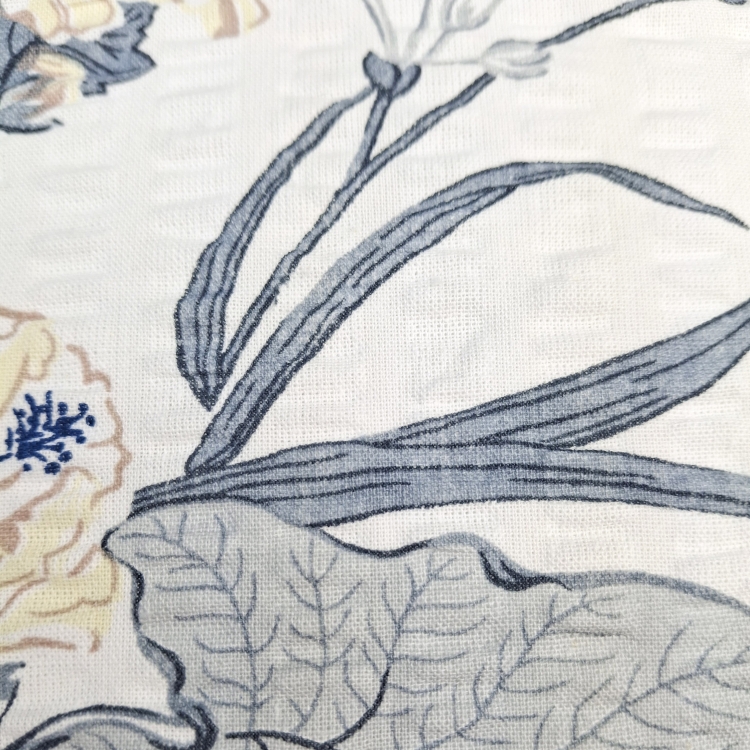 Pościel z Kory PREMIUM Lilia Wytrzymała- Niebiesko-szare kwiaty na bieli 1346, faktura materiału z bliska