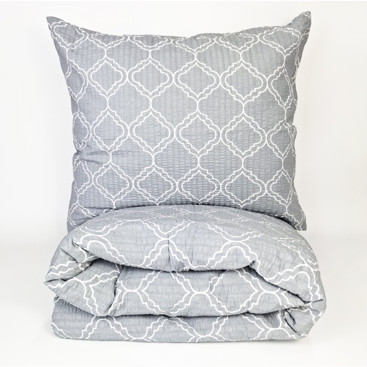 Pościel z Kory PREMIUM Lilia Wytrzymała- Biała geometria na jasnym szarym 1368, poduszka z poskaładaną kołdrą w danej  p