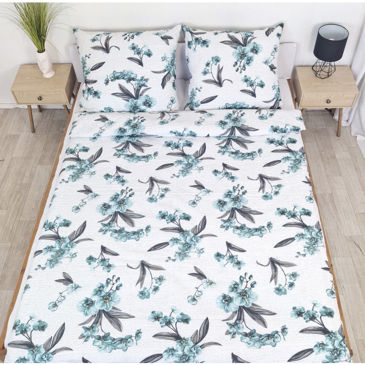 Pościel z Kory PREMIUM Lilia Wytrzymała- Niebieskie Storczyki na Bieli 1363, rozłożone na łóżku