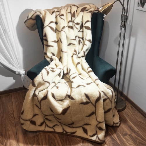 Zdrowotny koc runo owcze gałązki HIT 155x200 450gr, koc rozłożony na fotelu w estetyczną falę